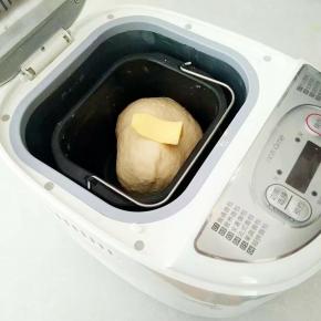 投入面包机中，启动揉面程序，揉面2个程序，大约30分钟。