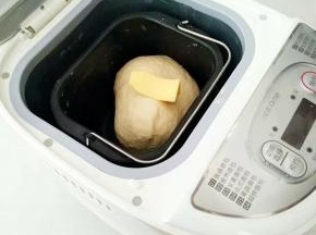 投入面包机中，启动揉面程序，揉面2个程序，大约30分钟。