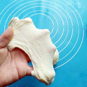 面团取出能拉出膜，出馍状态无需太细腻。