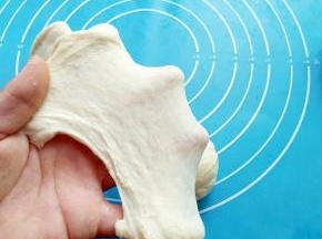 面团取出能拉出膜，出馍状态无需太细腻。