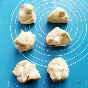 面团分割成等量的6等份。