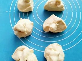 面团分割成等量的6等份。