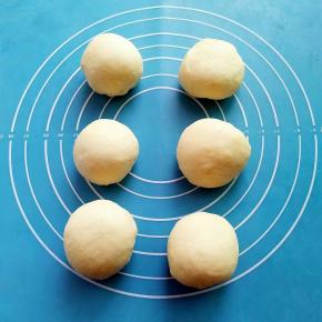 收圆面团，盖上保鲜膜醒发20分钟。