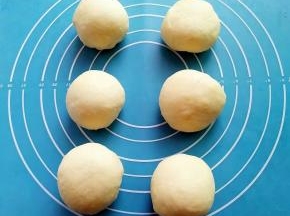 收圆面团，盖上保鲜膜醒发20分钟。