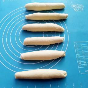 盖上保鲜膜醒发20分钟。