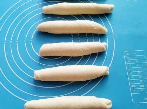 盖上保鲜膜醒发20分钟。