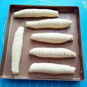 醒发过后刷上蛋液，在割刀。