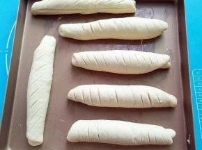 醒发过后刷上蛋液，在割刀。