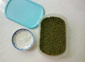 准备绿豆和冰糖。