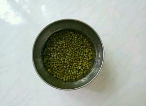 绿豆淘洗干净。