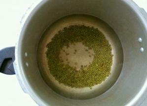 加入开水，绿豆受到热水一激，大量蒸汽散发，注意安全别被烫着了。