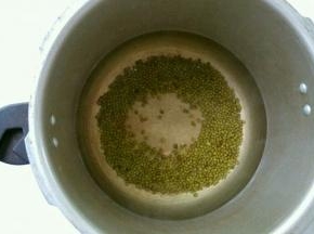 加入开水，绿豆受到热水一激，大量蒸汽散发，注意安全别被烫着了。