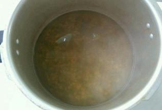 盖上盖子，大火煮个2、3分钟就上汽，盖盖、盖阀，小火煮10分钟关火即可。