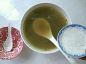 趁热放入冰糖，搅拌融化。