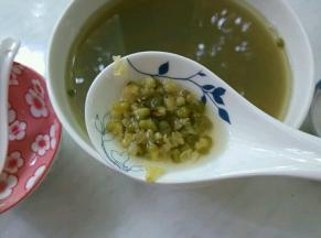 豆子开花喽，汤色既绿又有点沙沙的口感。