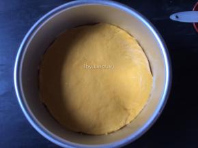 搅拌好的面糊倒入刷了玉米油的模具中，用抹了油的勺子稍将表面抹平
