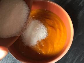 趁热将白糖倒入南瓜泥中搅拌均匀融化
