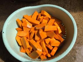 首先将南瓜去皮去瓢后切小洗净
