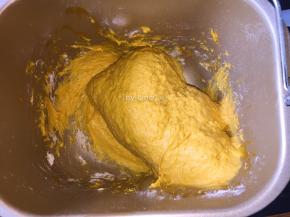 开启自助搅拌程序搅拌均匀成南瓜面糊
