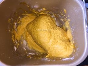 开启自助搅拌程序搅拌均匀成南瓜面糊

