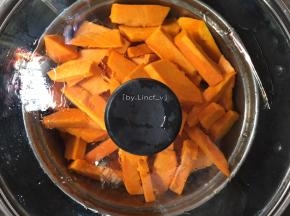 切小的南瓜放入蒸锅中蒸熟
