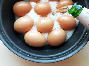 倒入一瓶啤酒