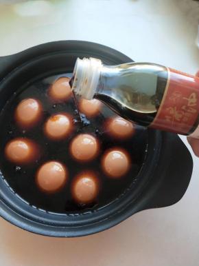 倒入古龙天成黄豆酱油