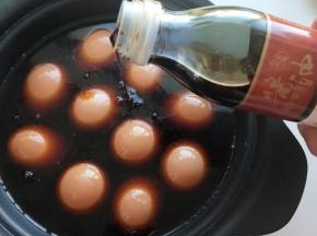倒入古龙天成黄豆酱油