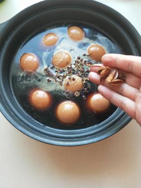 加入花椒，八角。桂皮