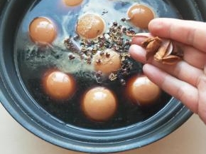 加入花椒，八角。桂皮