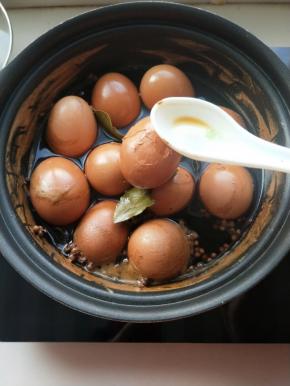 用勺子敲开蛋壳，来回翻一下，让它入味。