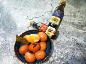 煮好后在鸡蛋在酱油汤中浸泡一夜更入味，