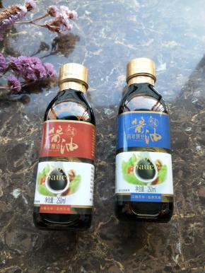 有红色和蓝色两瓶，红色商标的是用黄豆经过古法日晒工艺，天然酿晒730天而成的。蓝瓶的是黑豆古法天然酿制的