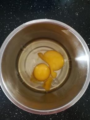 鸡蛋打入碗中。