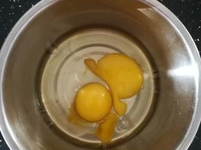 鸡蛋打入碗中。