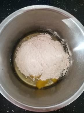 加入全麦面粉。