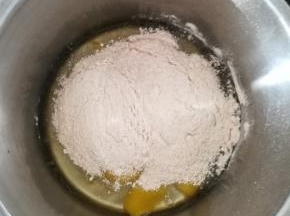 加入全麦面粉。