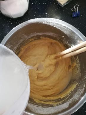 加入适量清水，调成流动的面糊。