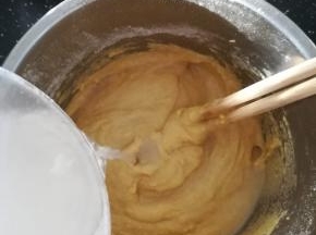加入适量清水，调成流动的面糊。