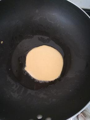 热锅凉油倒入一勺面糊，