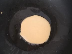 热锅凉油倒入一勺面糊，