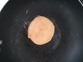 煎至两面金黄。