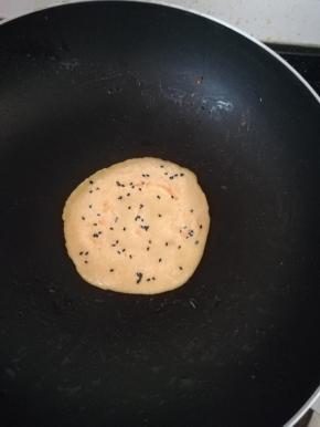 好了，可以出锅。重复步骤，至面糊全部用完。