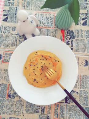 上面可以抹一些果酱，或者辣酱。我是抹果酱，娃爸抹了辣酱，我小宝喜欢吃原味。