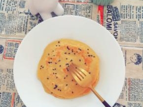 上面可以抹一些果酱，或者辣酱。我是抹果酱，娃爸抹了辣酱，我小宝喜欢吃原味。