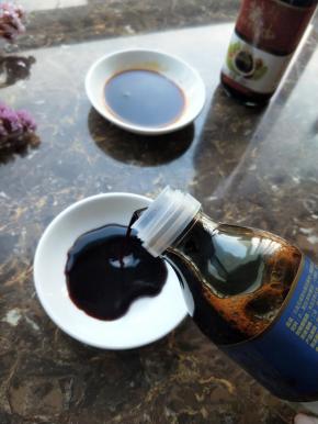 看下黑豆酱油，天然酿晒730天，历经8道酿造工艺，不添加焦糖色、谷氨酸钠、防腐剂，酱香浓郁，颜色稍微深一点。