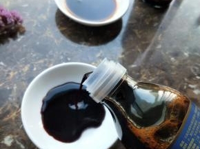 看下黑豆酱油，天然酿晒730天，历经8道酿造工艺，不添加焦糖色、谷氨酸钠、防腐剂，酱香浓郁，颜色稍微深一点。