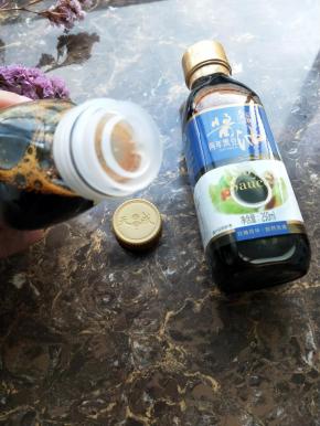 特别要说的是这款酱油的瓶扣是旋转式的，避免开封后的二次污染。一般的酱油瓶盖是上下按压的，