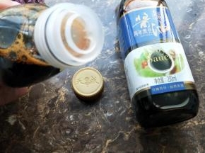 特别要说的是这款酱油的瓶扣是旋转式的，避免开封后的二次污染。一般的酱油瓶盖是上下按压的，