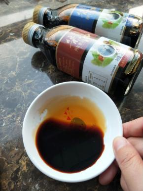 黄豆酱油颜色浅一点，摇晃一下小盘中的酱油，酱油很浓稠，可以轻松挂在碗边。